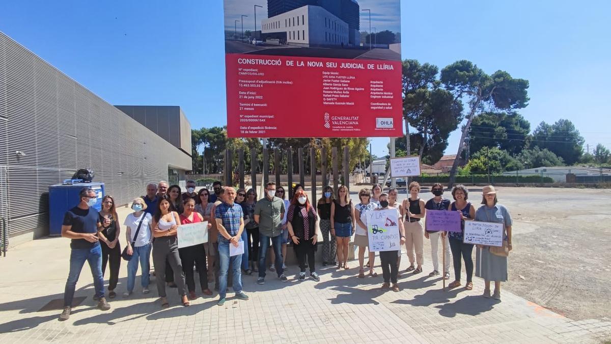 Protesta en solar donde se proyectan las obras