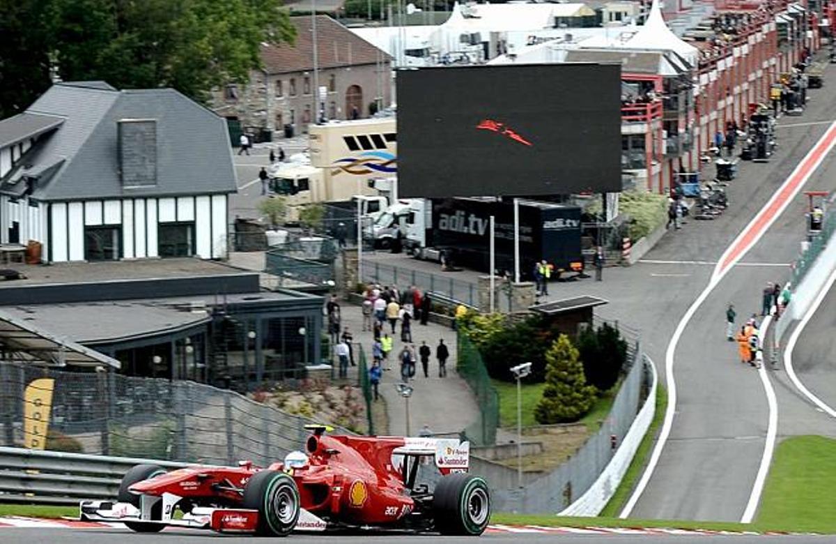 Fernando Alonso, durante la tercera tanda de clasificación celebrada ayer en el circuito de Spa. / christophe karaba