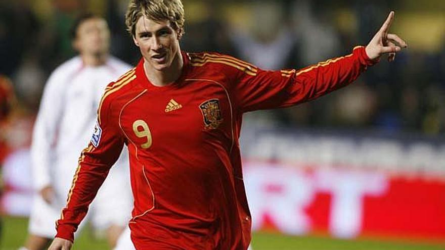 Fernando Torres celebra el gol marcado ayer después del excelente pase de Xavi