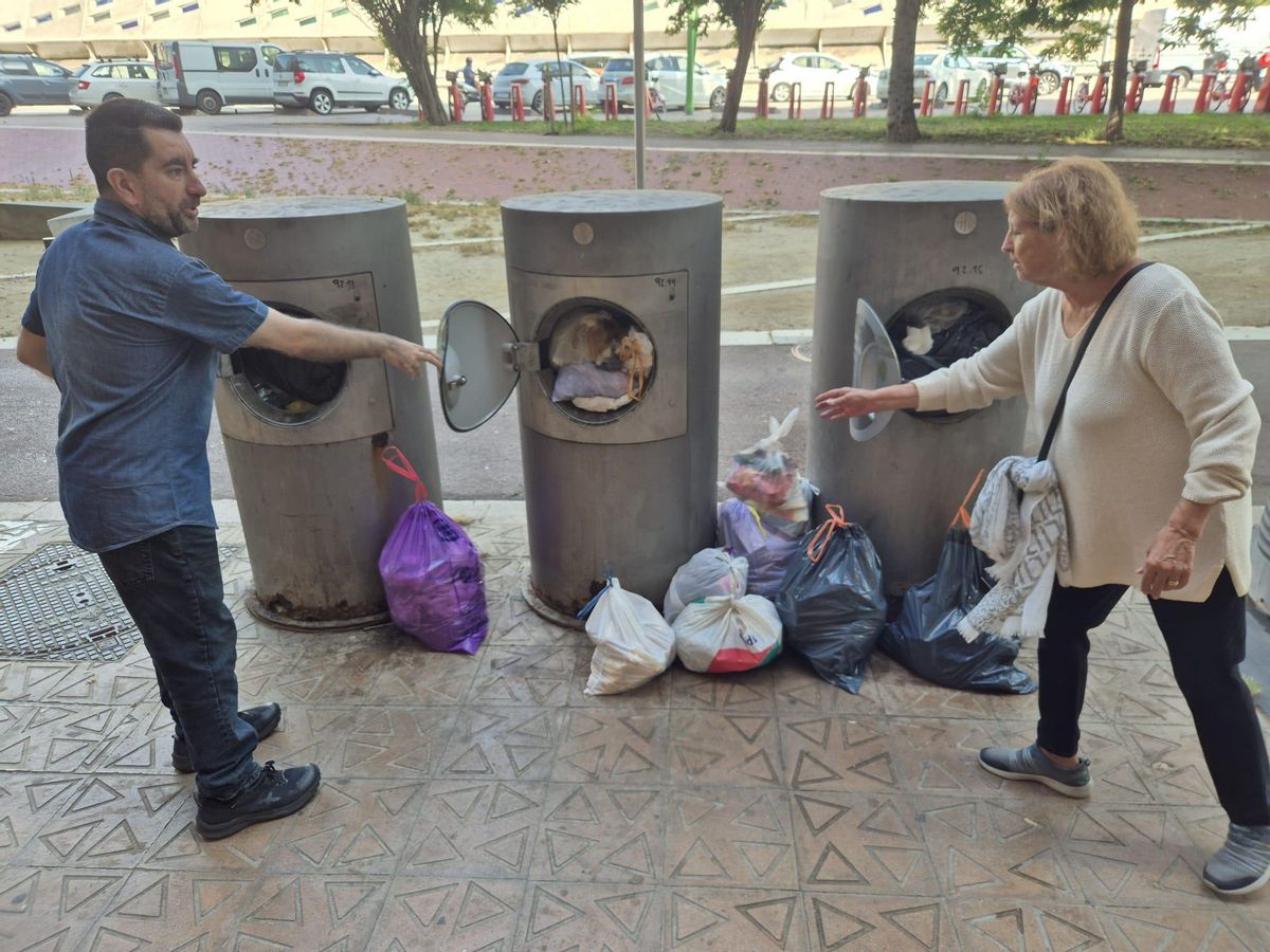 Puntos de recogida neumática desbordados en la Gran Via, en Barcelona.