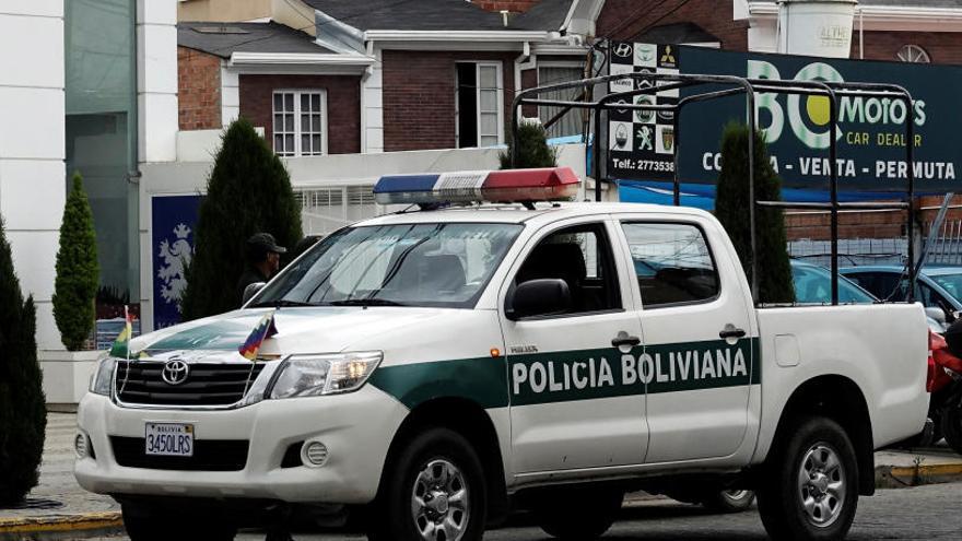 Policía boliviana frente a la Embajada de México en La Paz.