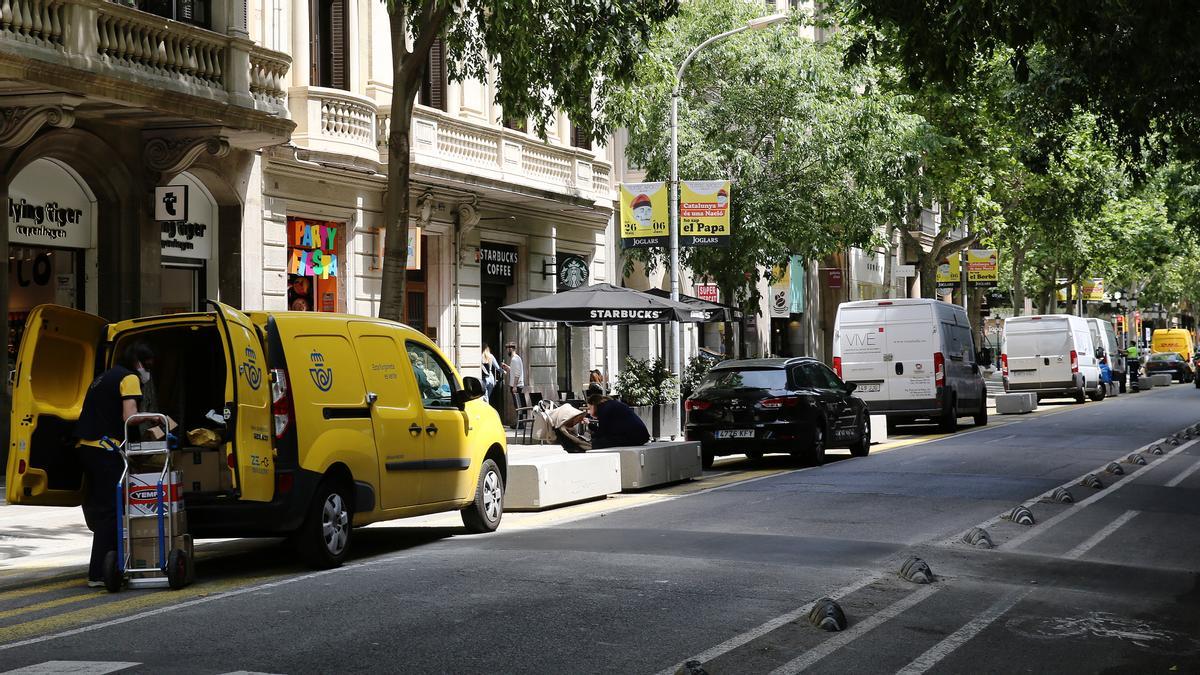 Urbanismo táctico en el Eixample reconvertido en zona de carga y descarga