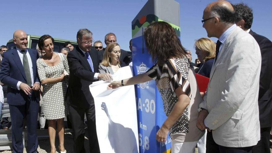 La ministra Ana Pastor, cuarta por la izquierda, y el resto de autoridades en la inauguración de la Ronda Exterior.