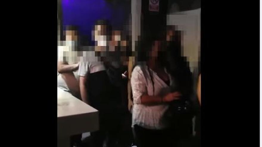 Desalojan un bar de Alhama con más de cien personas de fiesta sin mascarilla