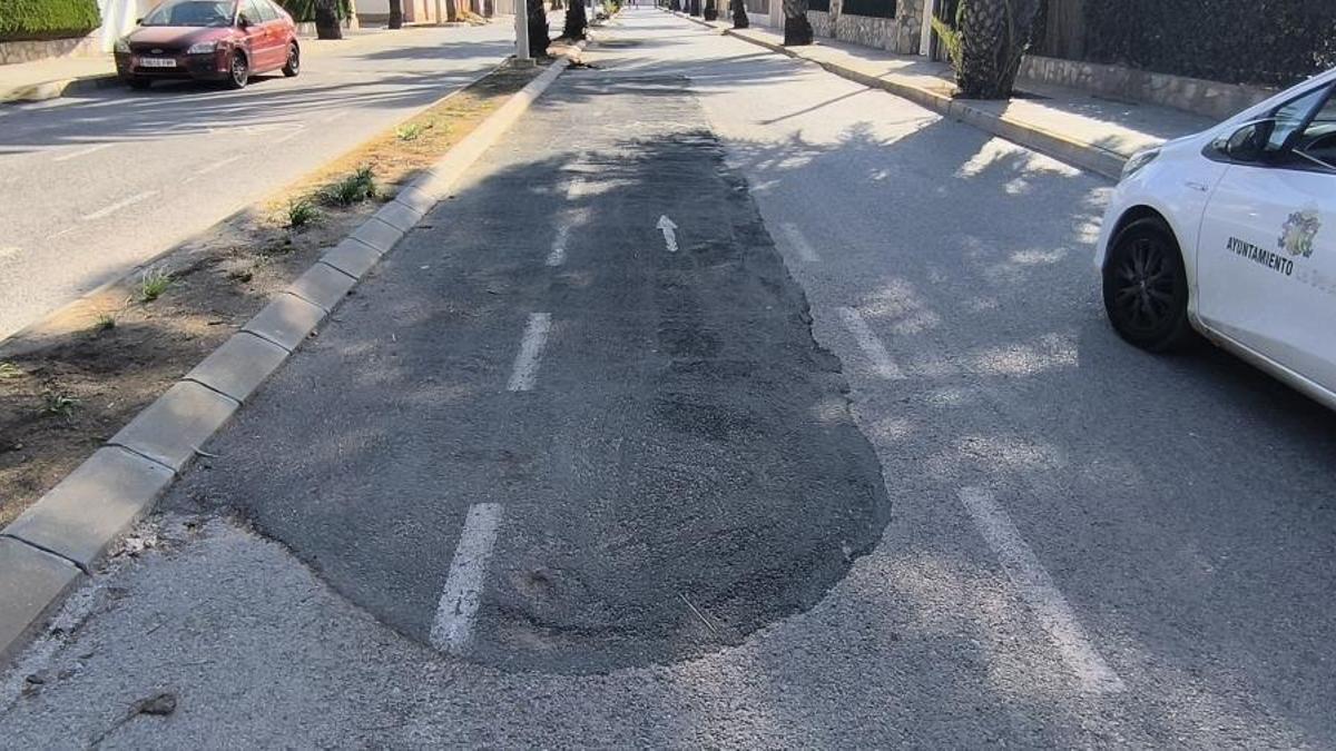 Desperfectos enla calzada de la avenida Cabo Roig