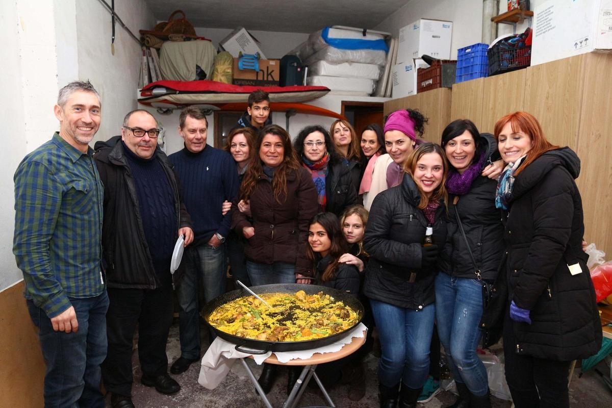 Paella cocinada dentro de un local el Día de las Paellas de 2017.