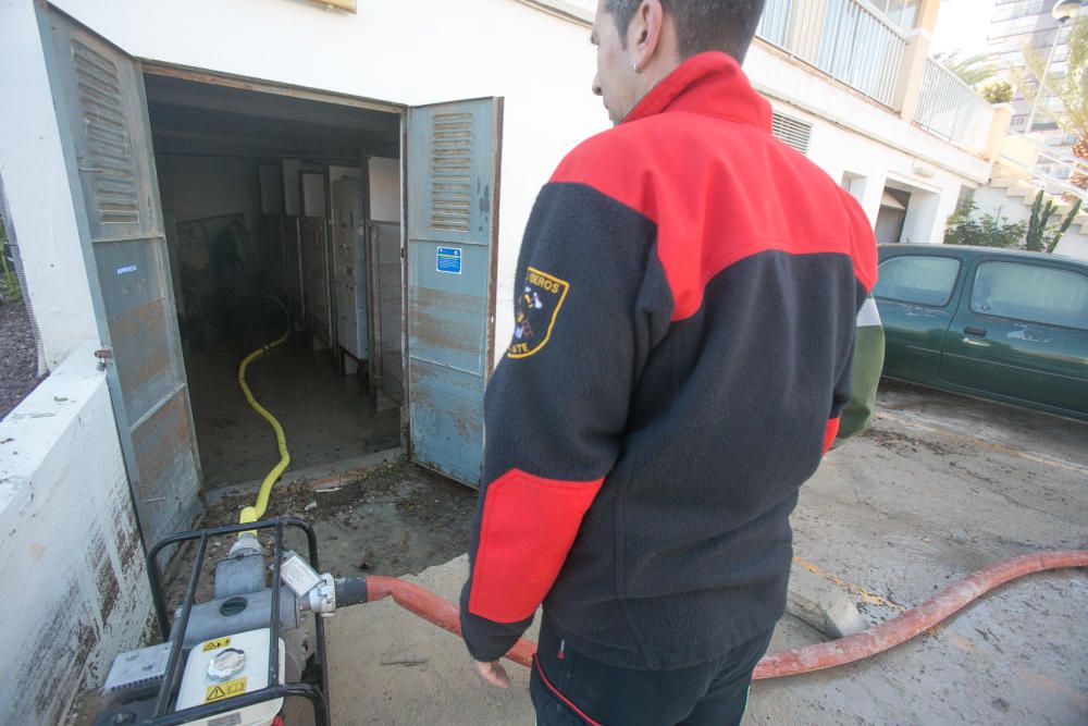 Tres edificios de la playa de San Juan siguen anegados y 120 viviendas sin luz ni agua