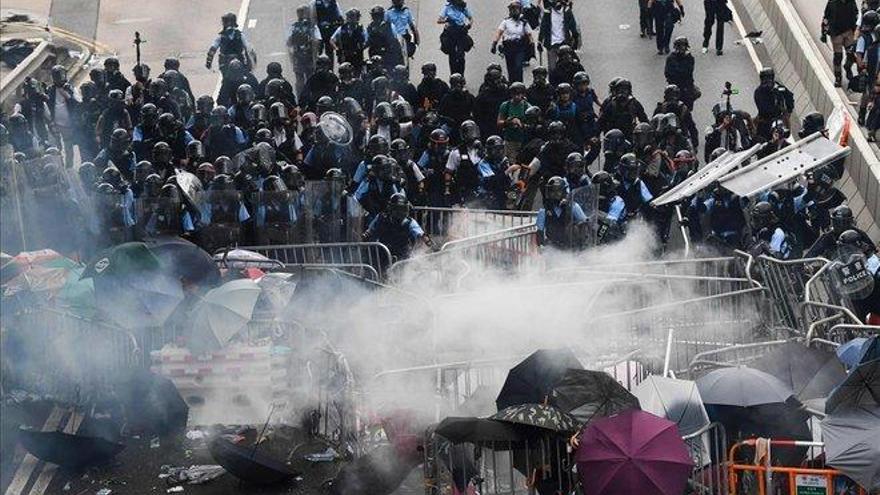 Policía y manifestantes se enfrentan en las calles de Hong Kong