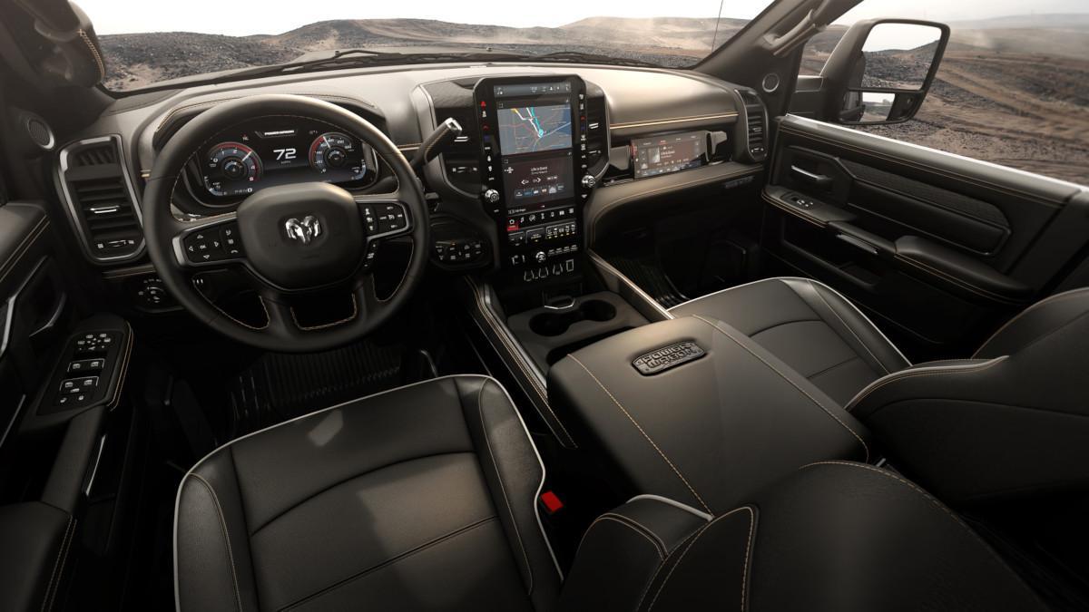 Interior del Dodge Ram Power Wagon con motor Cummins turbo diésel