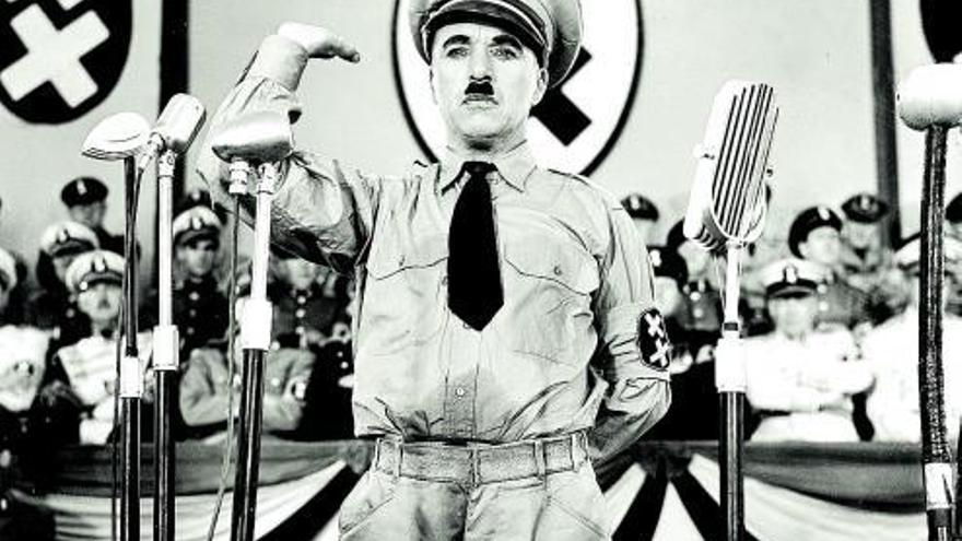 De arriba abajo, Charles Chaplin en escenas de ‘El gran dictador’, ‘La quimera del oro’,‘ El chico’ y ‘Tiempos modernos’.  | | ELD