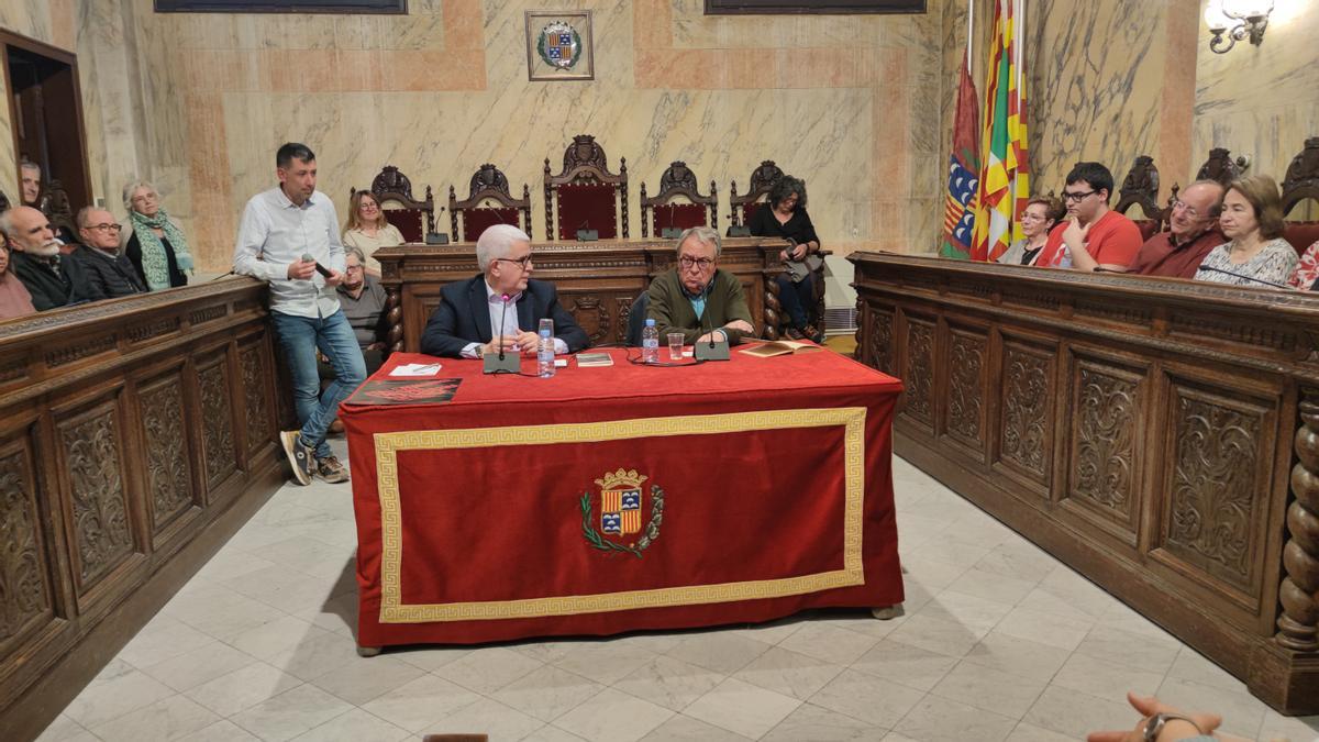 Antoni Batista en plena conferència a Berga, al costat del periodista Xavier Gual
