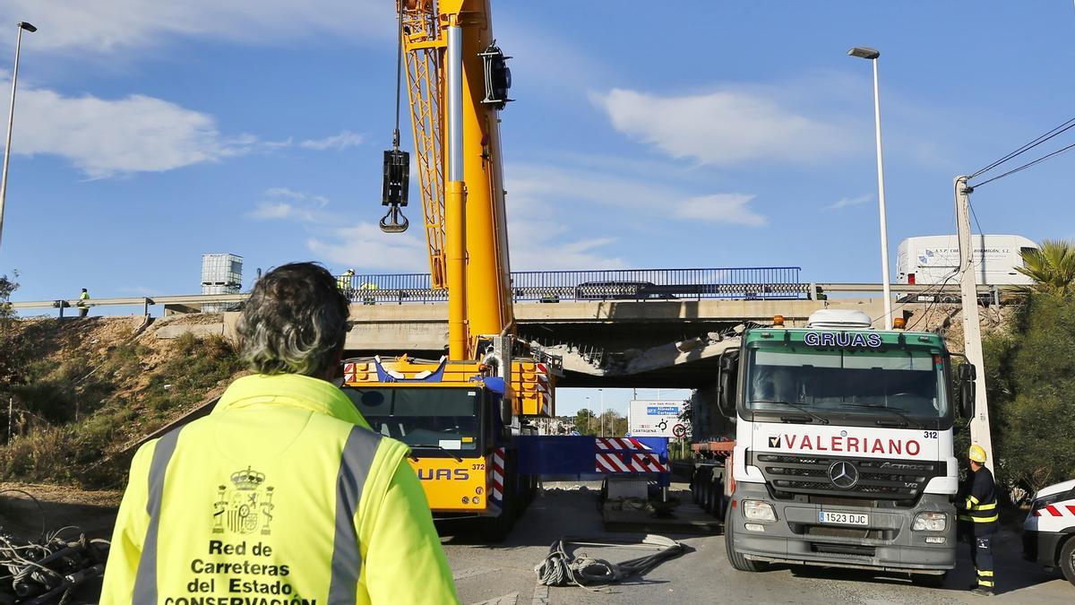 Inicio de las labores de raparación con maquinaria de gran tonelaje en el puente