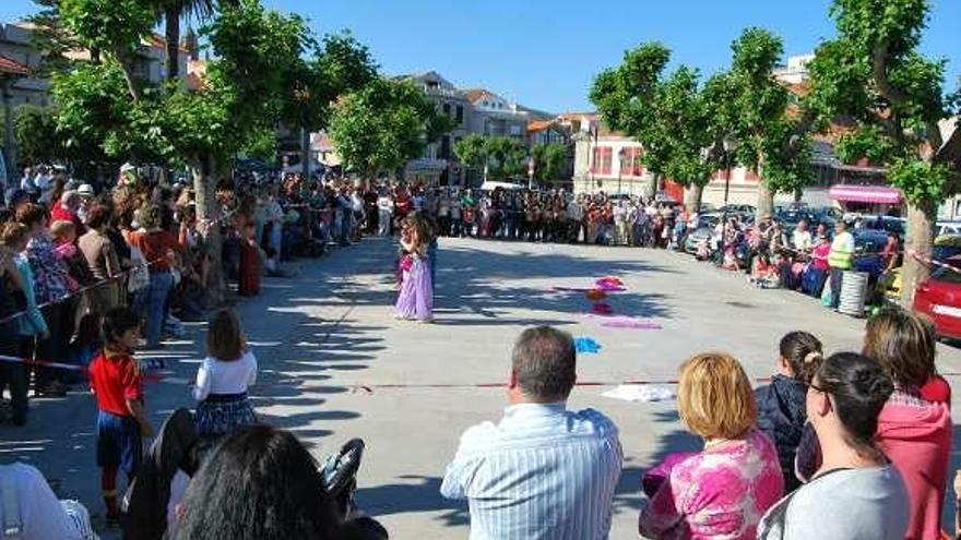 Un momento de los bailes celebrados ayer en la Alameda Vella.