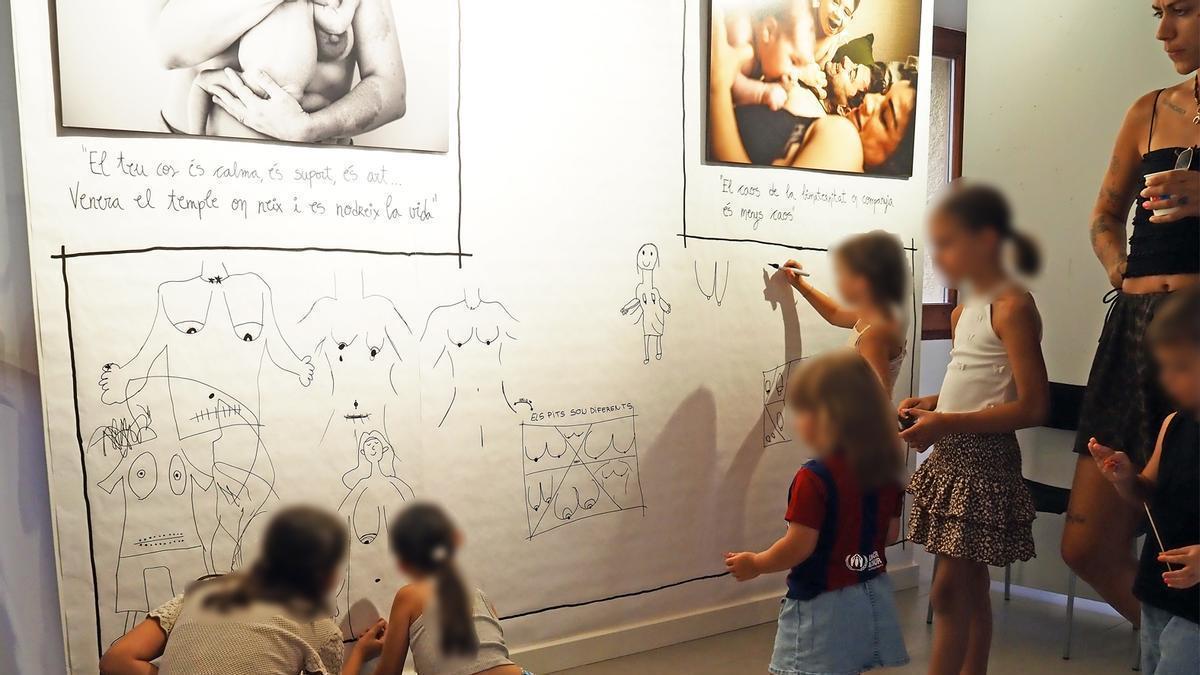 Imatge de l'acte inaugural de l'exposició 'Pit &amp; Tip' del fotògraf Mario Mateo sobre la maternitat en el postpart, al Casinet del Poble Vell