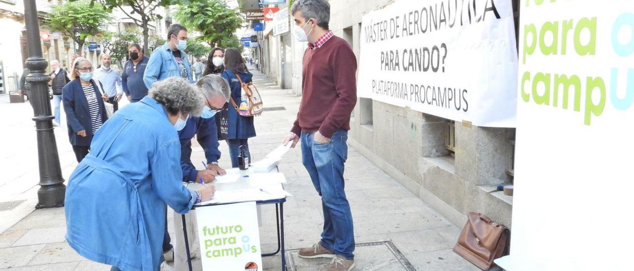 Recogida de firmas a favor del máster exclusivo impulsada por ProCampus. |   // FERNANDO CASANOVA