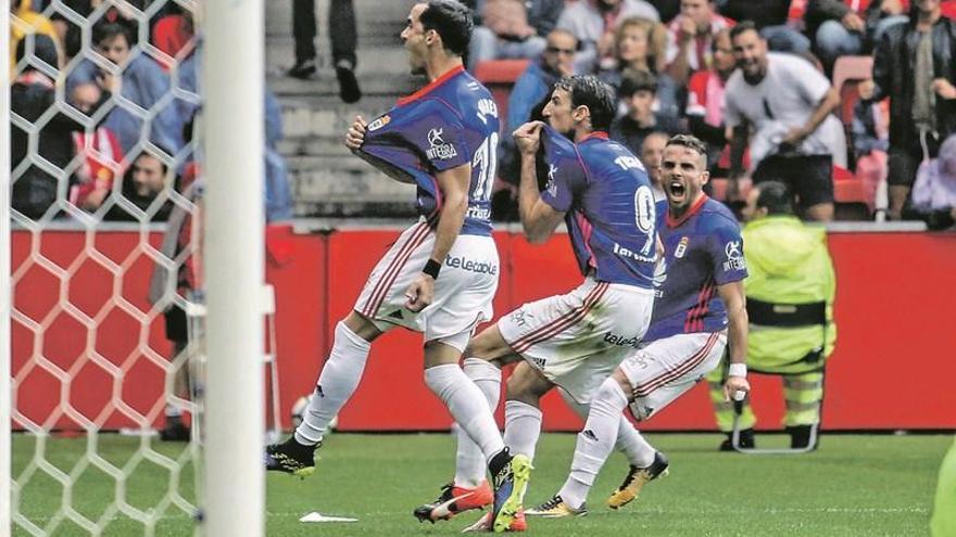 Linares, Toché y Ñíguez celebran el gol azul.