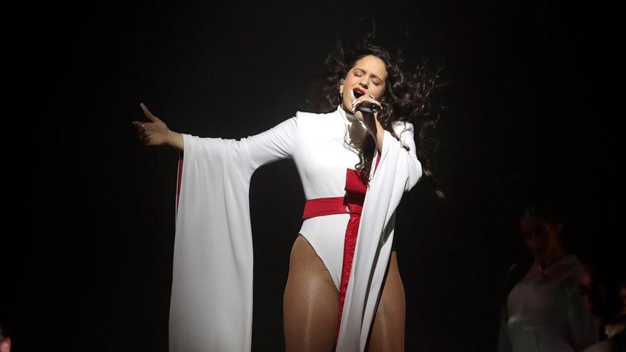 La cantante RosalÃ­a en su primer concierto en el WiZink Center.