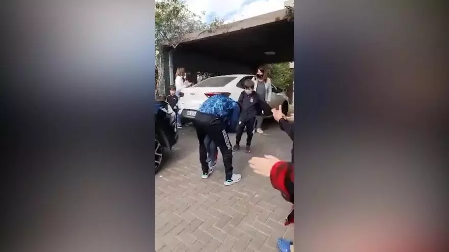 Máximo nivel de ternura: Messi se reencuentra con sus hijos y acaba firmando autógrafos a todo el vecindario
