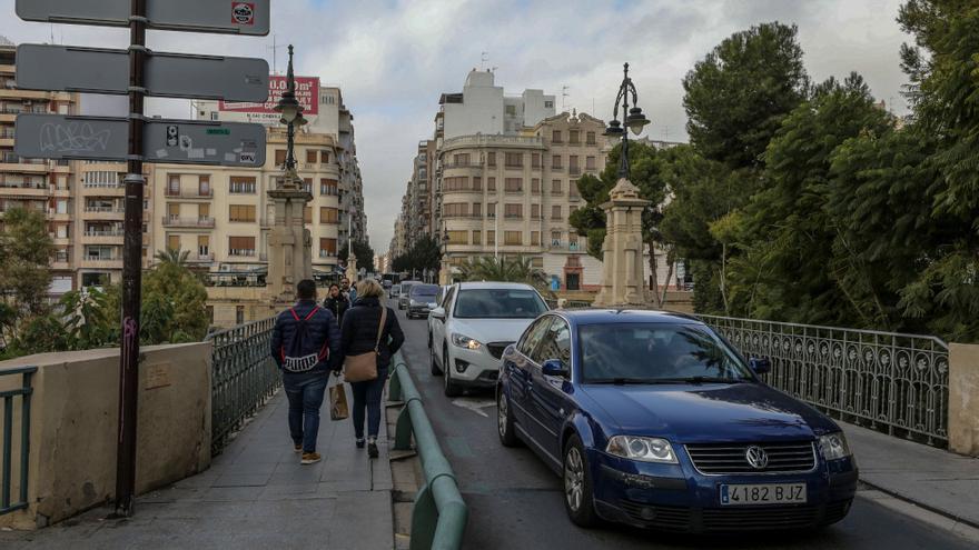 Dificultad para aparcar en el centro de Elche.