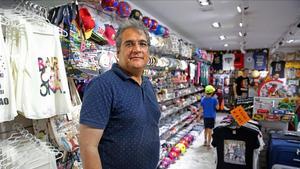 Alok Lahab, en su tienda de la calle de Marina, junto a la Sagrada Família.