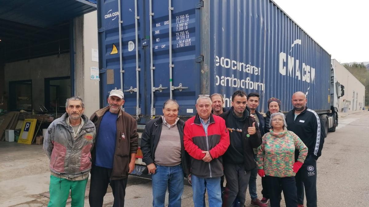 Voluntaris de Protecció Civil de Cercs amb el contenidor ple de material per Turquia i Síria