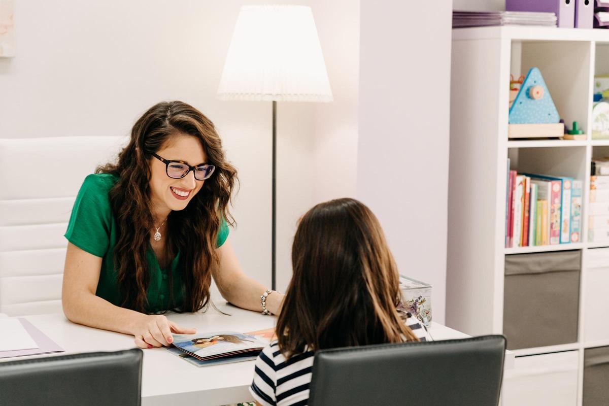 Andreína Pereda durante una sesión de psicología infantil en Psicoimagina