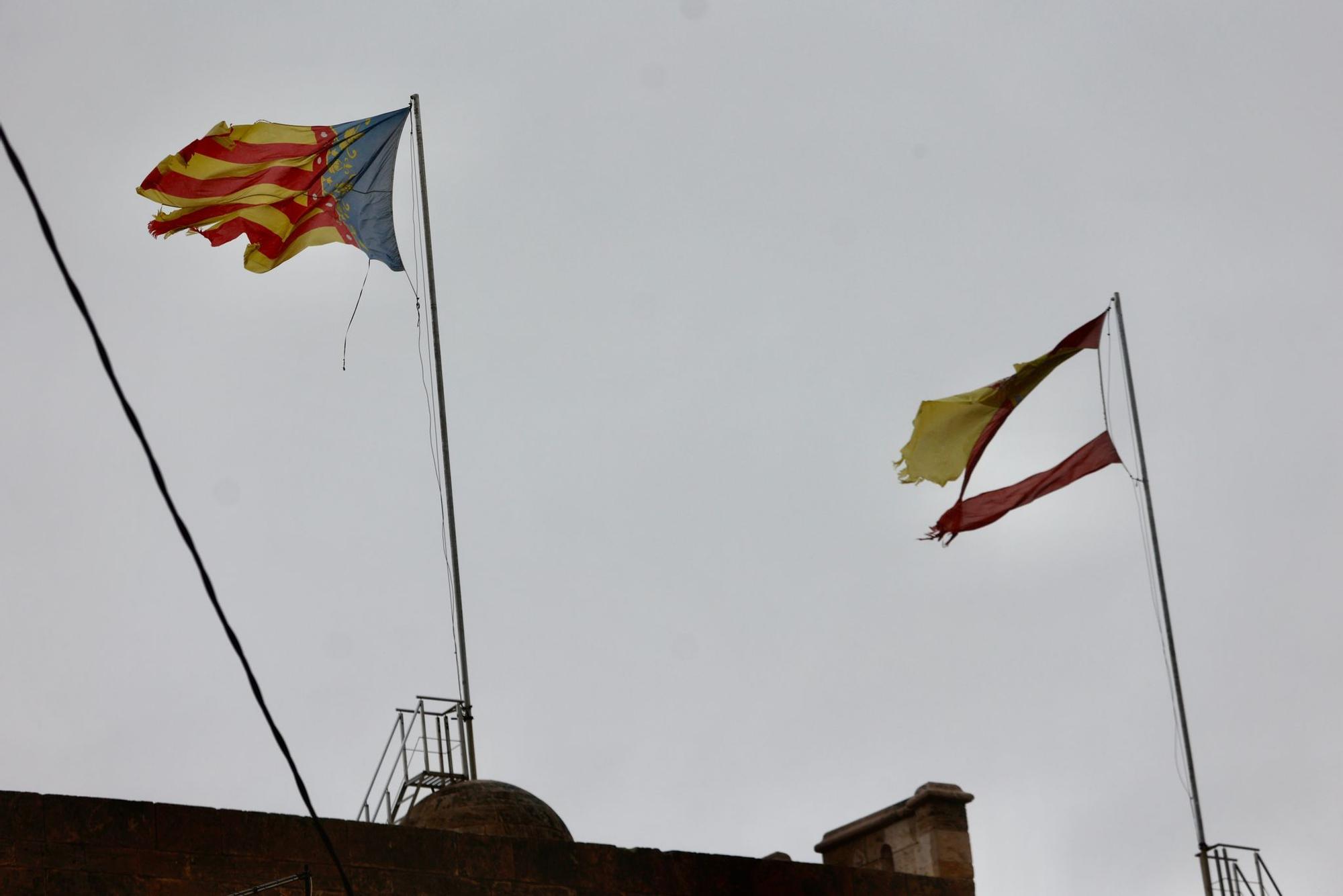 Estado de las banderas de las Torres de Quart por el temporal
