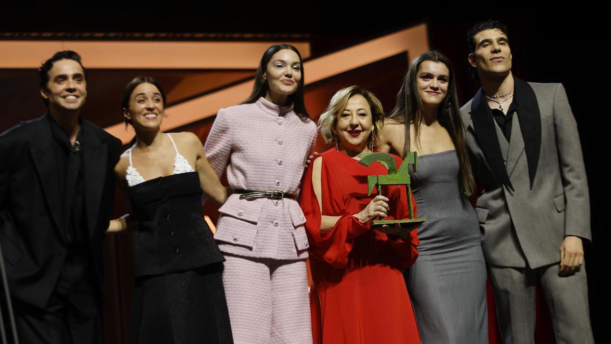 FOTOS | Gala de los Premios Ondas 2024. En la foto, el equipo de La Mesías, Carmen Machi, los Javis, Macarena García y Amaya Romero (Movistar Plus+) recogen el Premio Ondas Nacional de Televisión a Mejor serie de drama FOTOS | Gala de los Premios Ondas 2024. En la foto, el equipo de La Mesías, Carmen Machi, los Javis, Macarena García y Amaya Romero (Movistar Plus+) recogen el Premio Ondas Nacional de Televisión a Mejor serie de drama