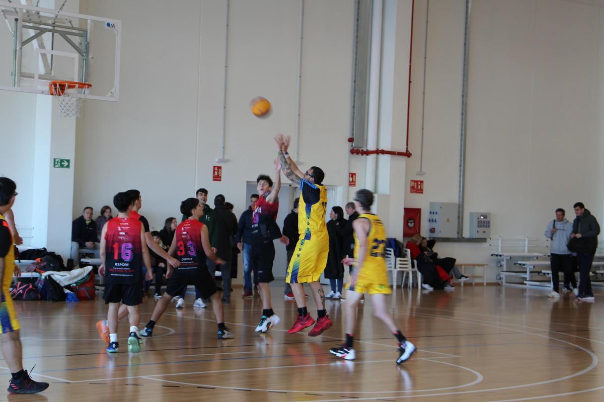 Jugadores en un partido de la jornada de la Lliga de Bàsquet Inclusiu celebrada en Xàtiva.
