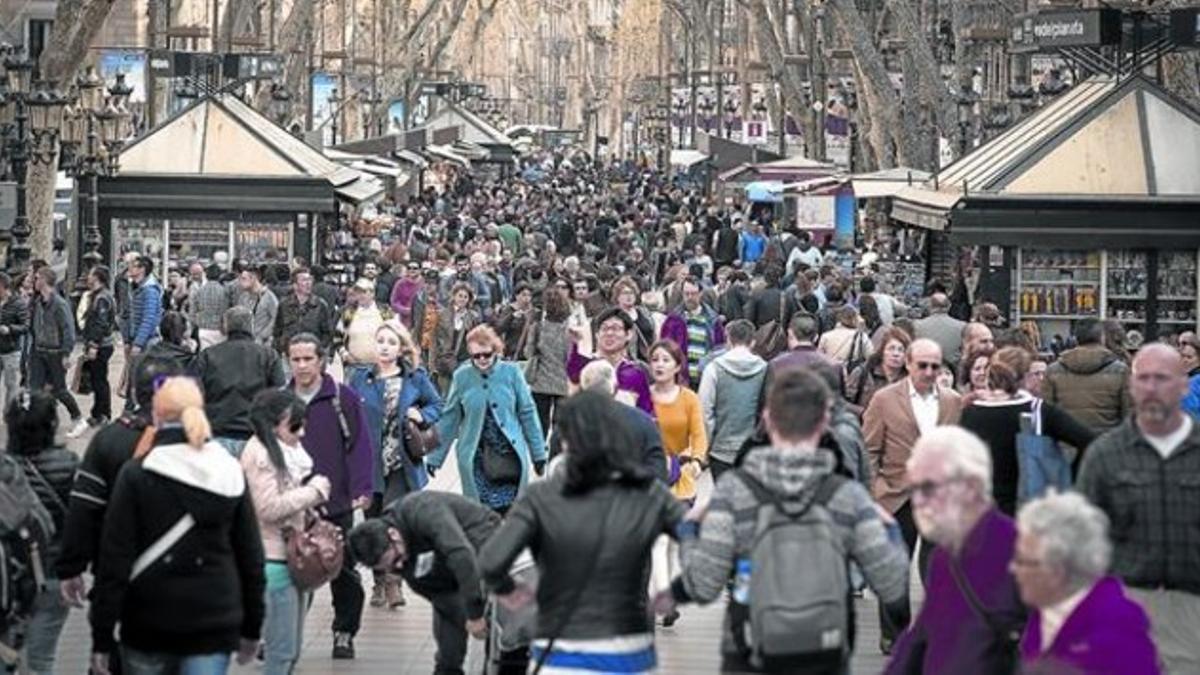 La Rambla, llenade transeúntesde todo el mundo,ayer por la tarde.