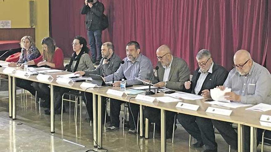 Imagen de las autoridades del Consell, ayer durante la asamblea de alcaldes celebrada en Palma.