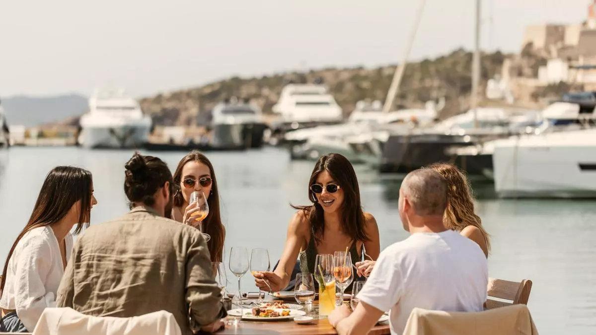 Lado tiene vistas impresionantes al centro histórico de Dalt Vila.