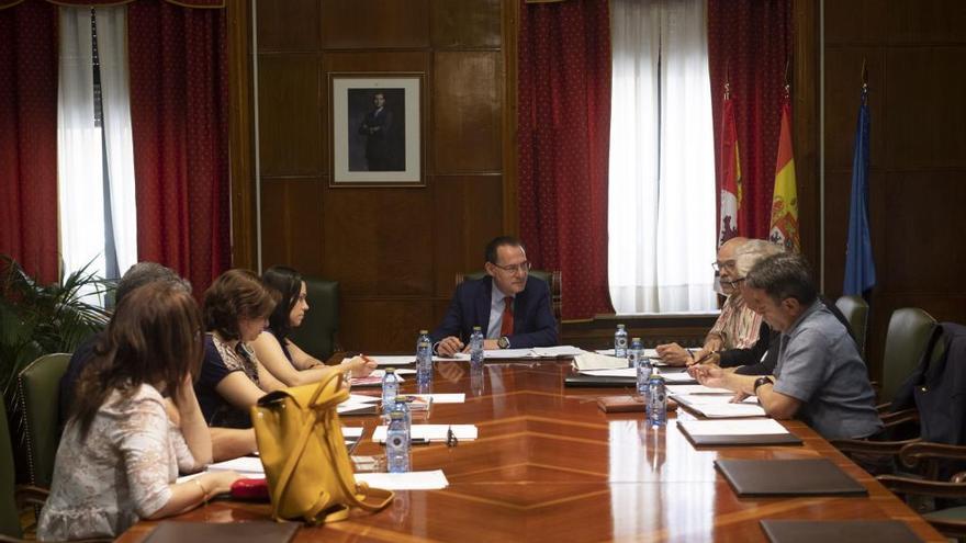 Reunión de la comisión provincial del programa de ayuda alimentaria, ayer en la Subdelegación de Zamora.