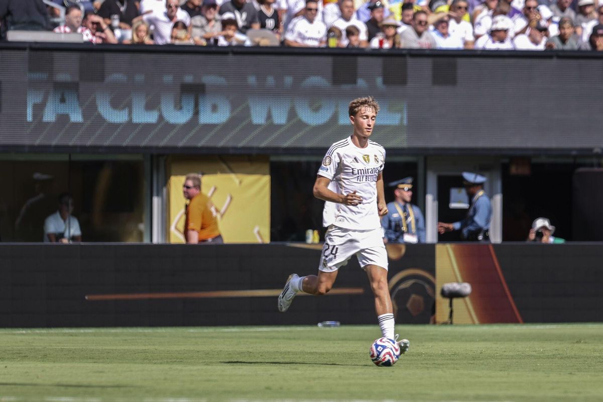 El defensa del real Madrid Dean Huijsen en acción ante el Borussia Dortmund en un partido del Mundial de Clubes. EFE/SARAH YENESEL