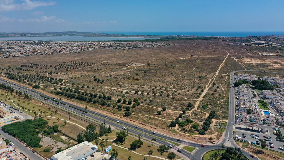 Al fondo el mar , a la derecha la laguna de La Mata y La Siesta, en primer término la CV-905 y a la derecha Doña Inés y el Auditorio. El suelo sin edificar, con la masía en el centro es La Hoya donde se construirán 7.400 viviendas