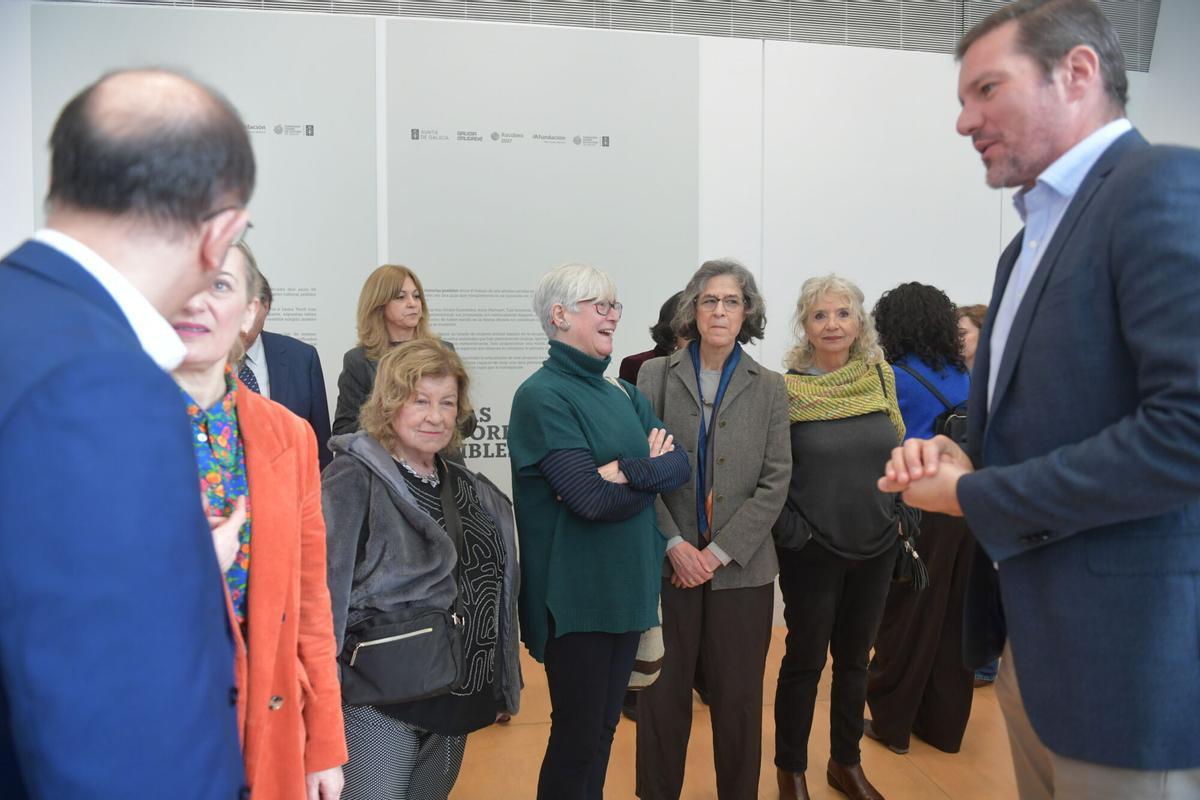 La muestra reivindica la obra gallega contemporánea de seis mujeres artistas nacidas en los 50: Ana García Pan, Emilia Guimeráns, Anne Heyvaert, Tusi Sandoval, Blanca Silva y Laura Terré.