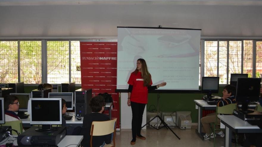 La psicóloga de Fundación Mapfre, ayer, con los alumnos del colegio San Pablo de Murcia.