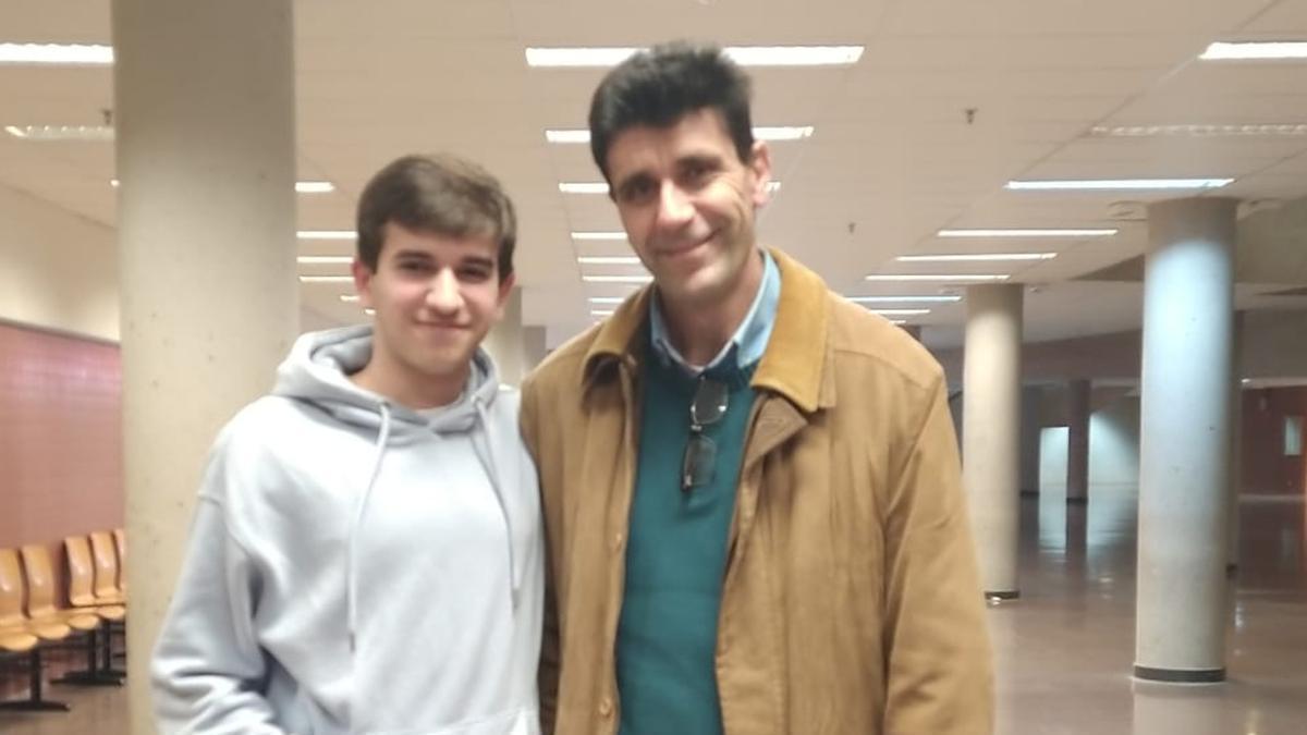 El alumno clasificado Álvaro Mairlot junto al profesor Fernando Murcia