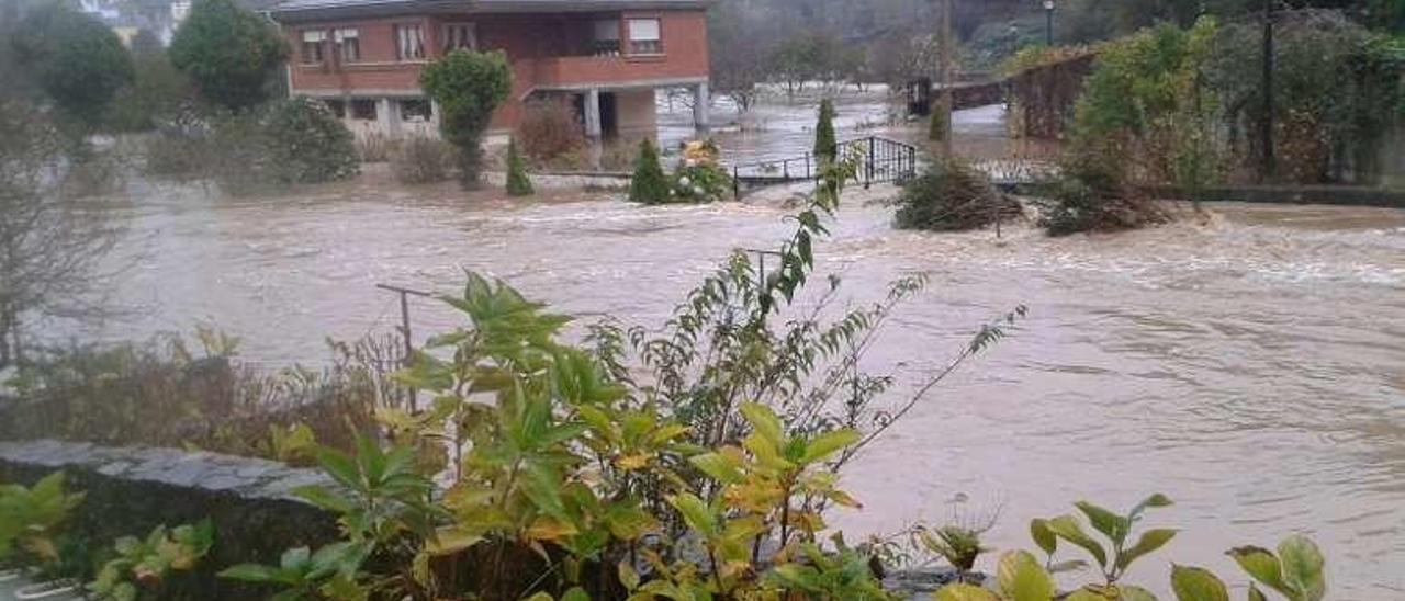 &quot;La Autovía tiene la culpa&quot;, afirman los afectados por las riadas en La Retela (Tapia)