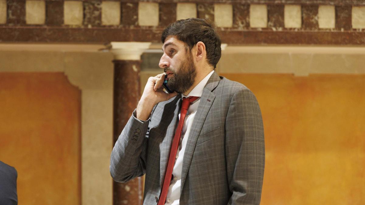 Antelo se pasó la última sesión de control (jueves) pegado al teléfono.