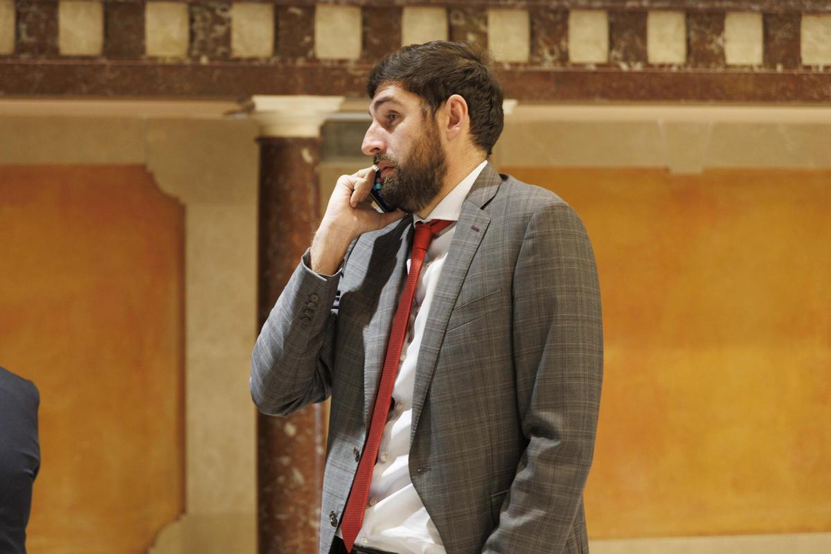 Antelo se pasó la última sesión de control (jueves) pegado al teléfono.