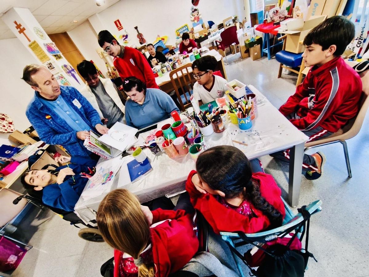 Alumnos/as del colegio Reina Sofía acompañan a personas dependientes en centros de día como parte de su proyecto de cooperativas escolares.