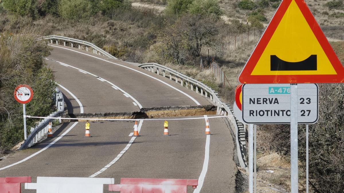 Vista del socavón de grandes dimensiones en la N-433, a su paso por el Castillo de las Guardas