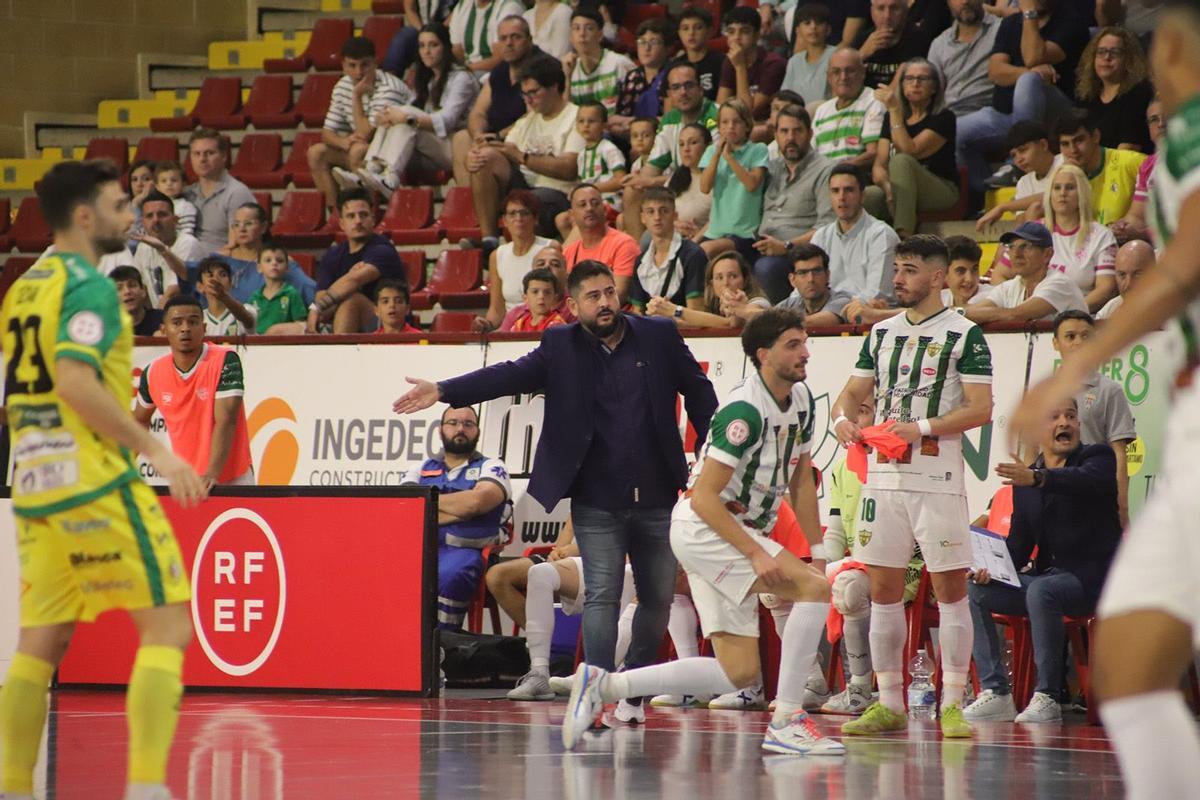 Josan Gónzalez demanda intensidad a sus futbolistas durante un encuentro en Vista Alegre.