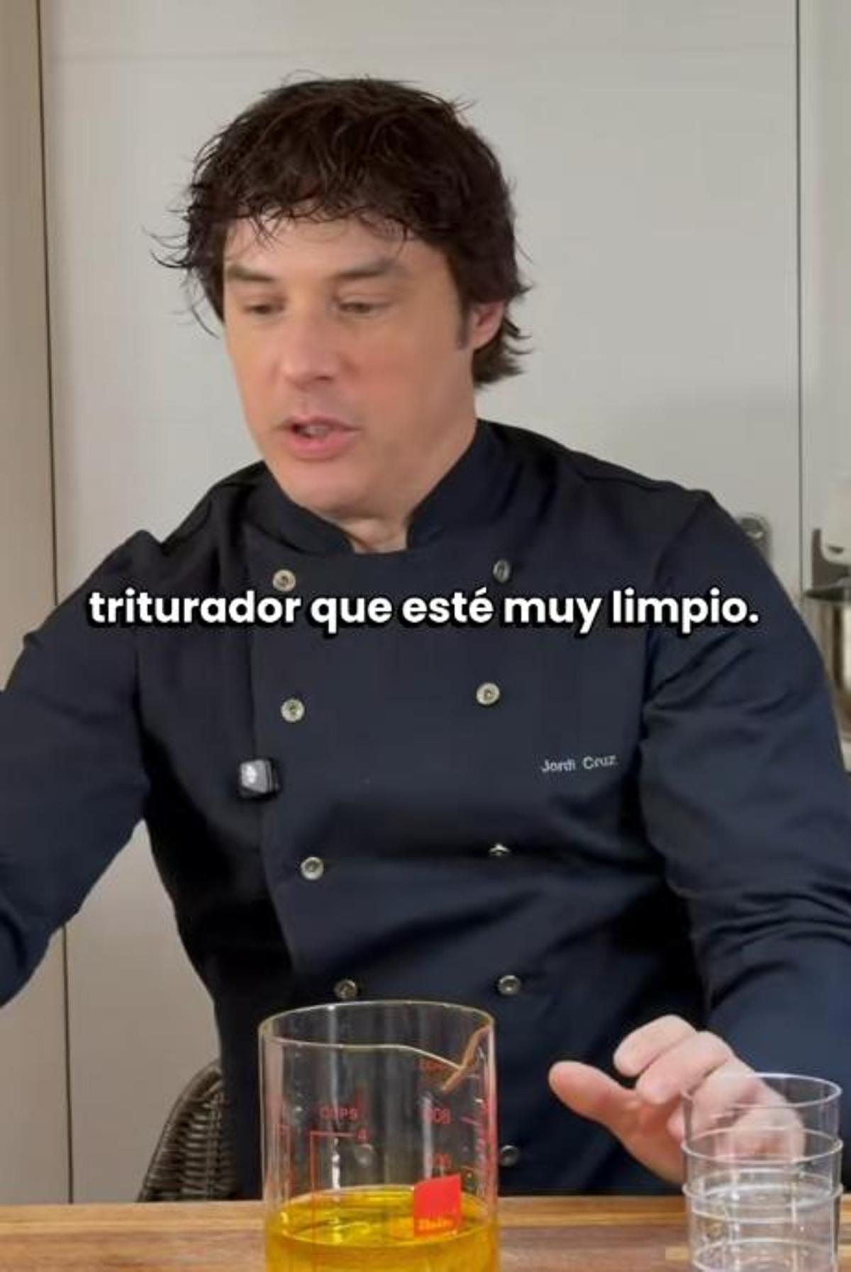 Jordi Cruz explicant la seva recepta de la maionesa