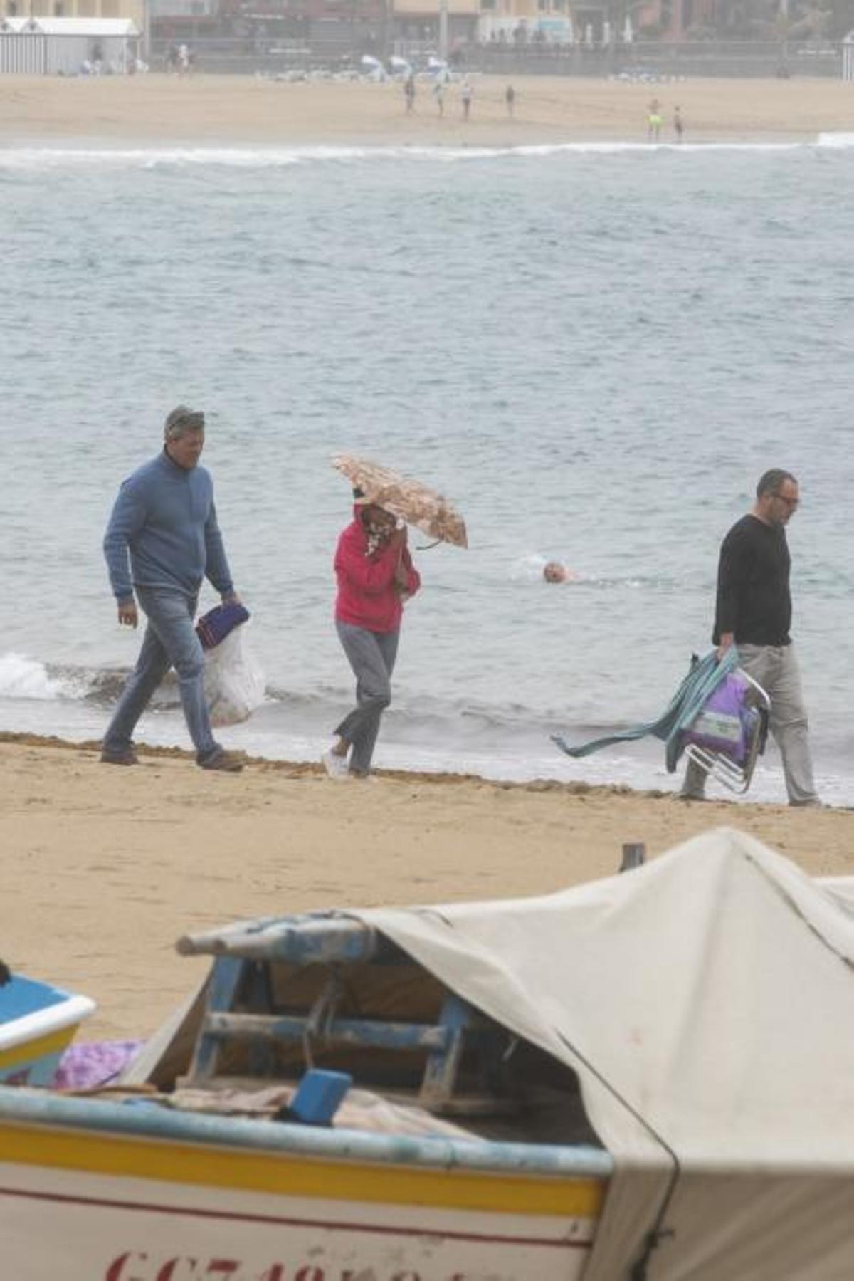 20.04.19. Las Palmas de Gran Canaria. Meteorología, tiempo. Lluvias en la Playa de Las Canteras.  Foto Quique Curbelo  | 20/04/2019 | Fotógrafo: Quique Curbelo