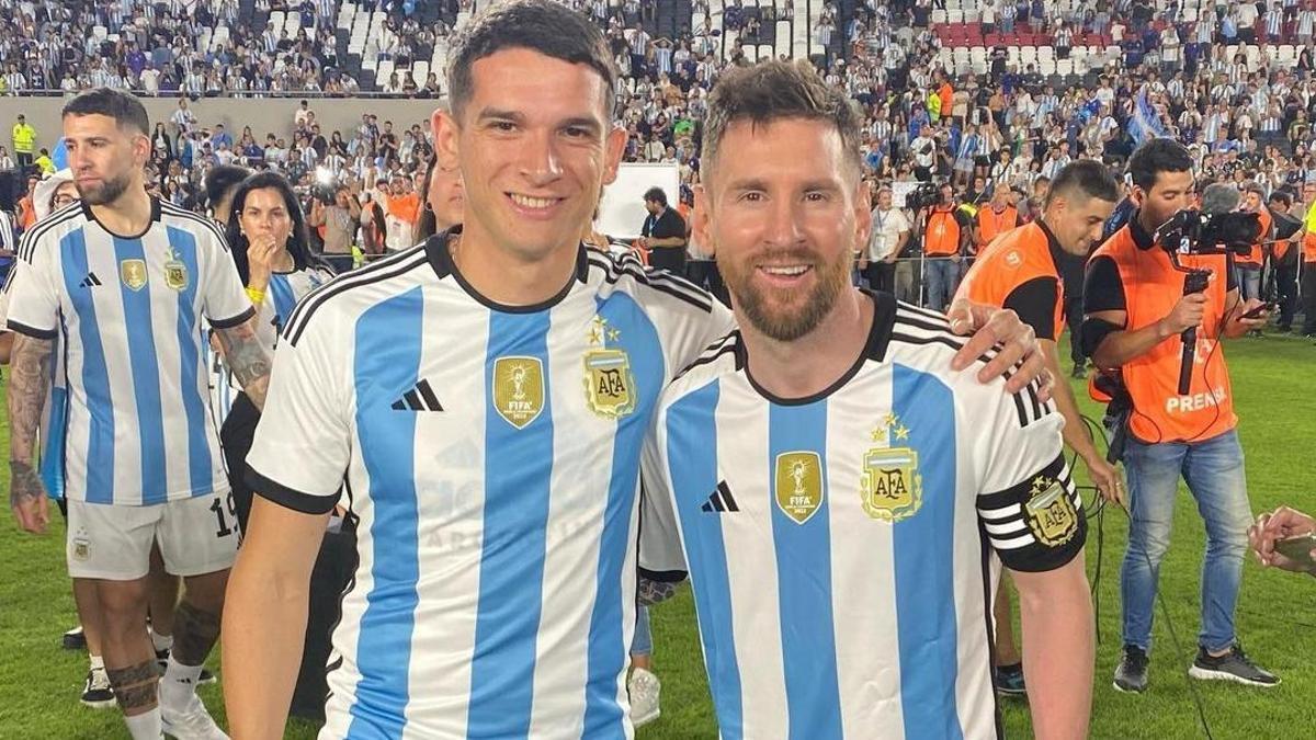 Lautaro Blanco posa junto a Messi esta madrugada en Argentina