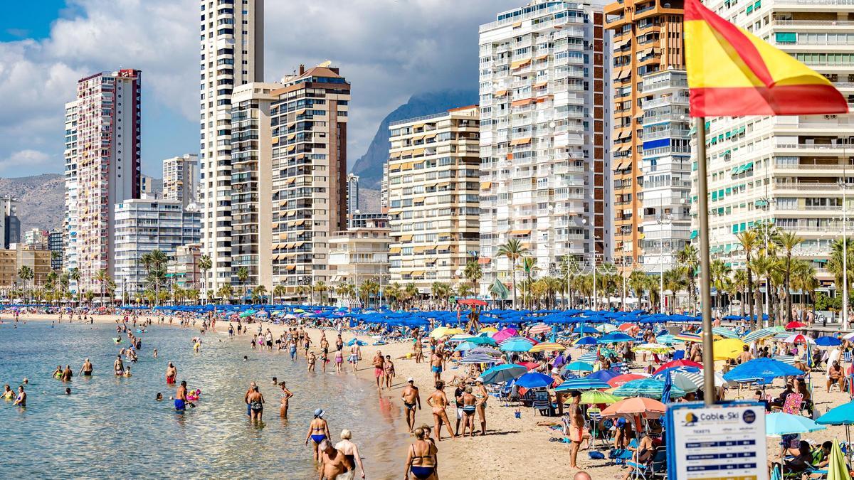 La playa de Benidorm repleta de turistas en plena temporada alta.