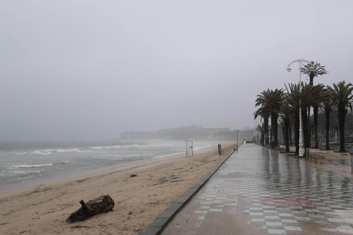 Aspecto que presentó ayer Samil bajo el azote de la borrasca Nils.