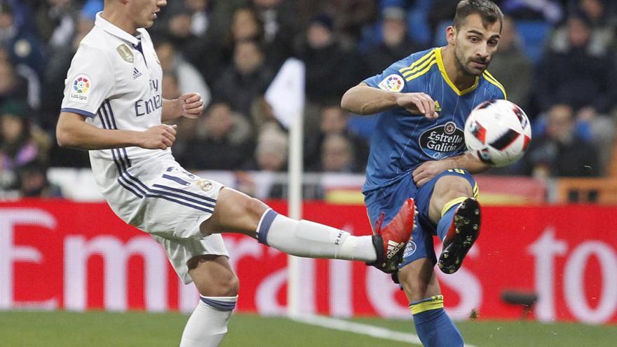 Lucas Vázquez pelea un balón con Jonny, en un partido en el Bernabéu. // Ballesteros